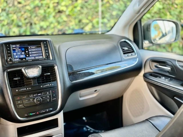 2014 Chrysler Town & Country - Image 16 of 21