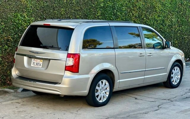 2014 Chrysler Town & Country - Image 9 of 21