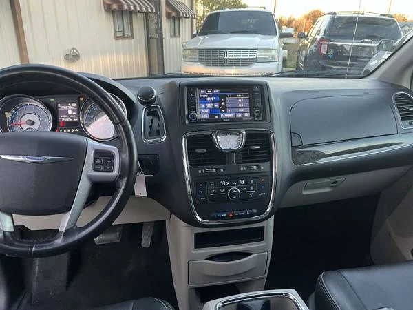 2014 Chrysler Town & Country - Image 7 of 18