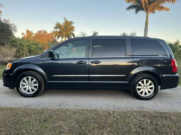 2014 Chrysler Town & Country - Image 11 of 18