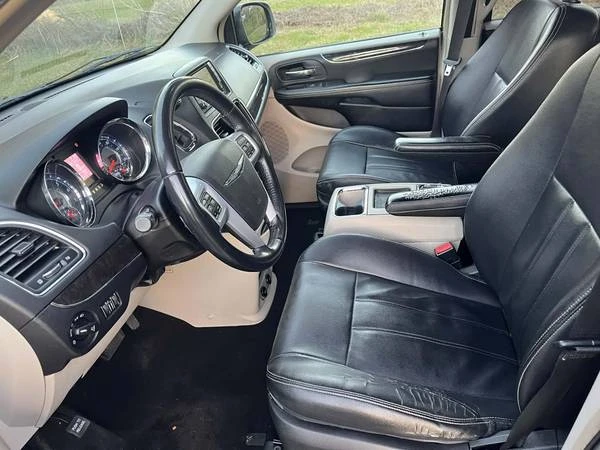 2014 Chrysler Town & Country - Image 9 of 18