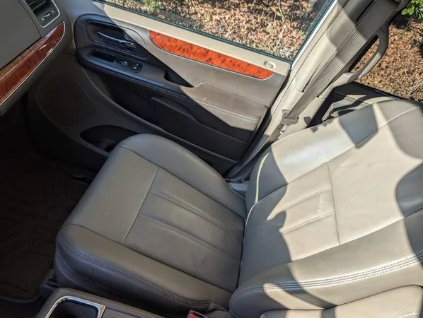 2014 Chrysler Town & Country - Image 10 of 14