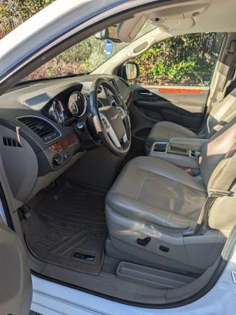 2014 Chrysler Town & Country - Image 8 of 14