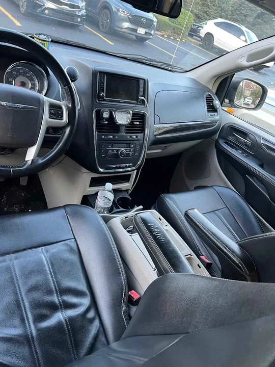 2014 Chrysler Town & Country - Image 6 of 10