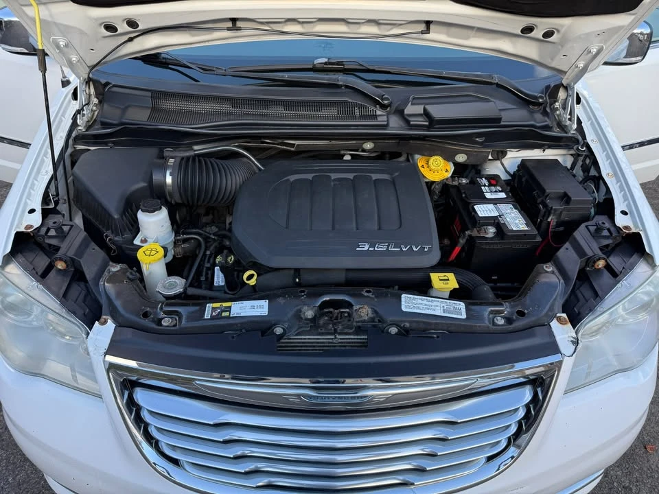 2014 Chrysler Town & Country - Image 9 of 16