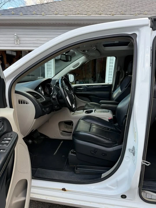 2014 Chrysler Town & Country - Image 5 of 16