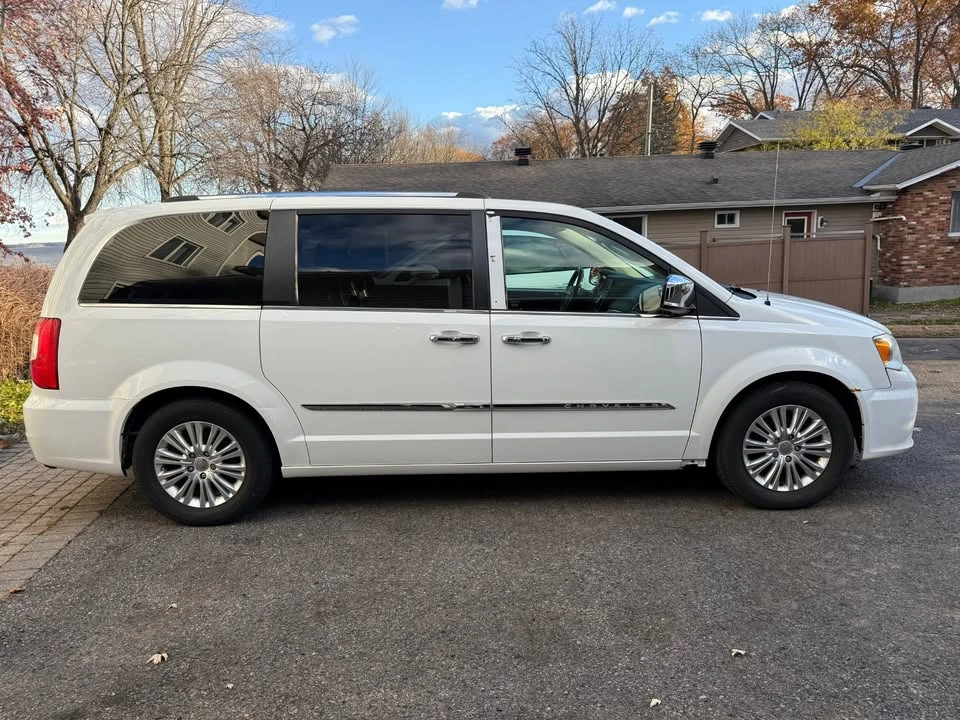 2014 Chrysler Town & Country - Image 3 of 16