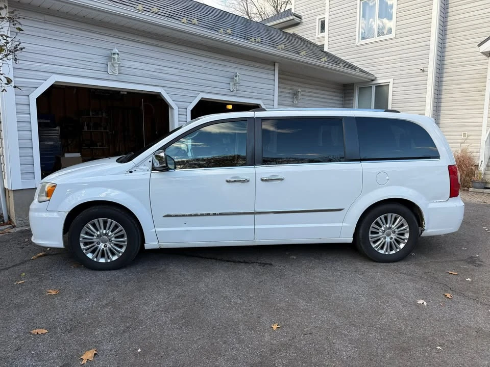 2014 Chrysler Town & Country - Image 4 of 16