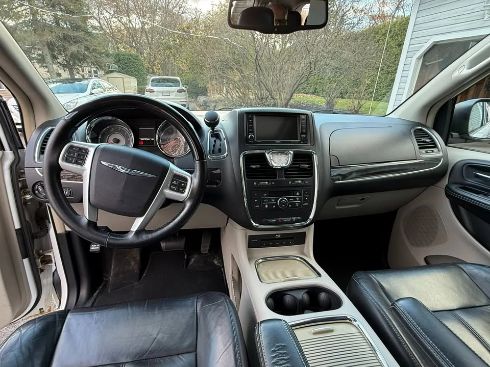 2014 Chrysler Town & Country - Image 10 of 16