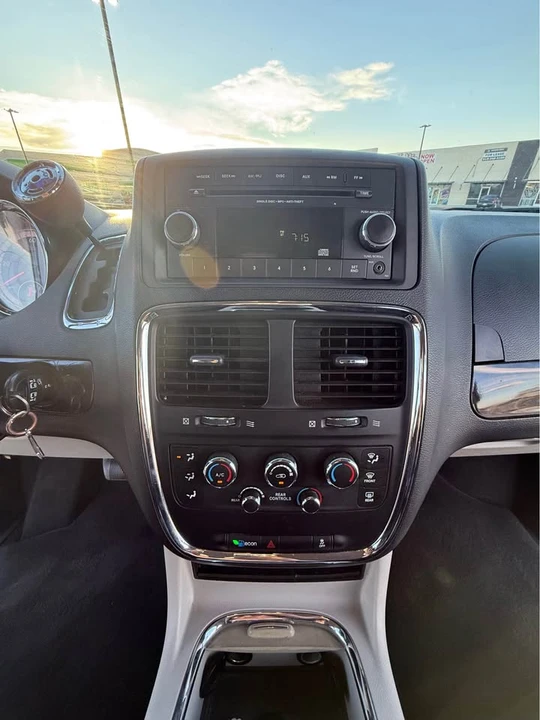 2014 Dodge Caravan - Image 5 of 19