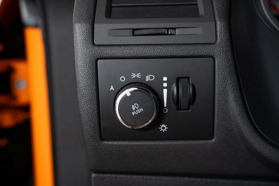 2014 Dodge Challenger 3rd Gen - Image 25 of 31