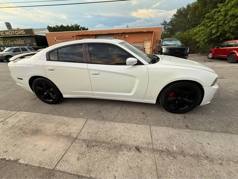 2014 Dodge Charger 7th Gen - Image 4 of 14