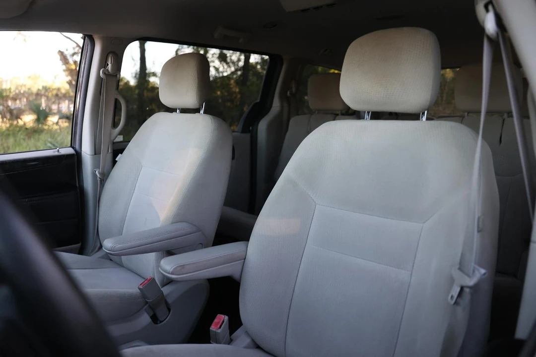 2014 Dodge Caravan - Image 6 of 12