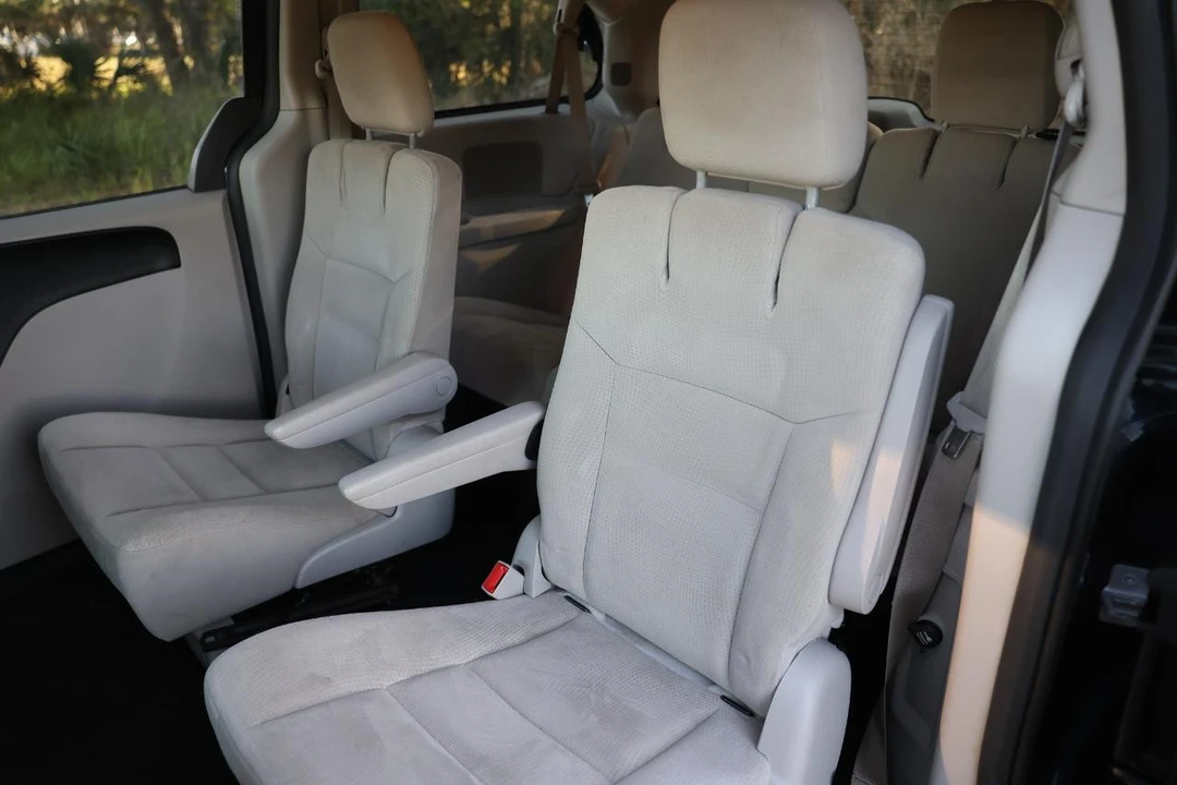 2014 Dodge Caravan - Image 8 of 12