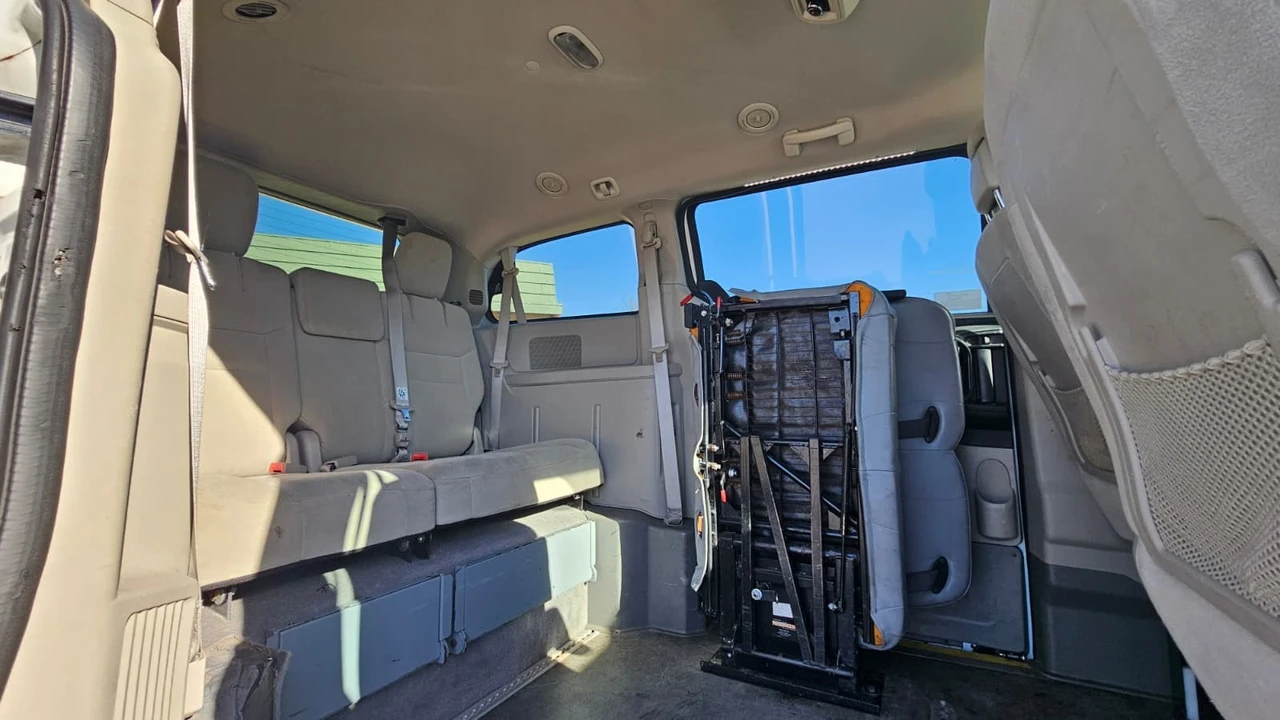 2014 Dodge Caravan - Image 11 of 19