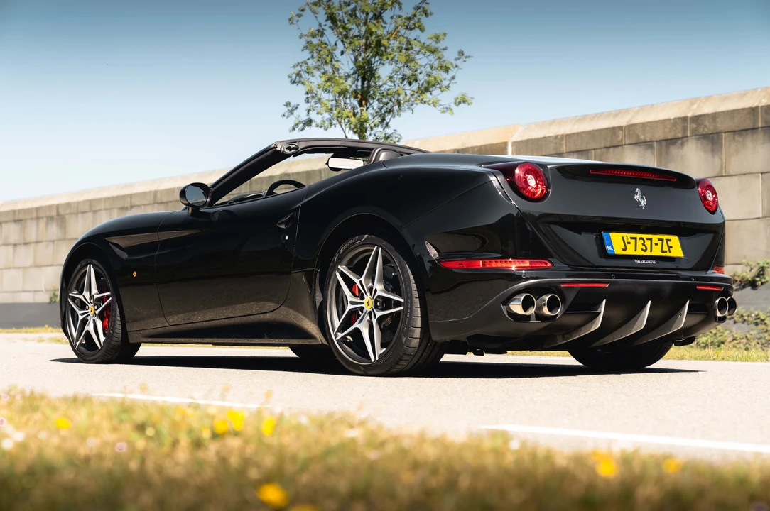 2014 Ferrari California T - Image 17 of 31