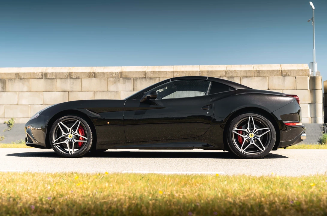 2014 Ferrari California T - Image 12 of 31
