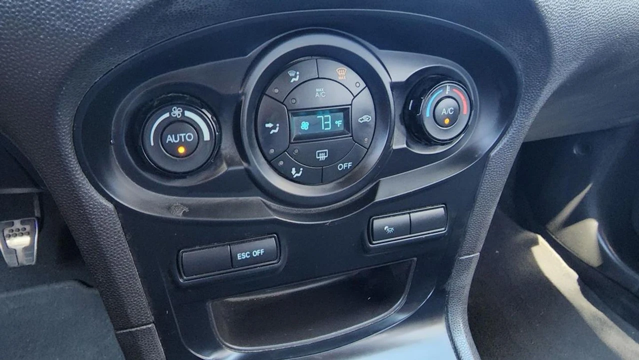 2014 Ford Fiesta - Image 22 of 31