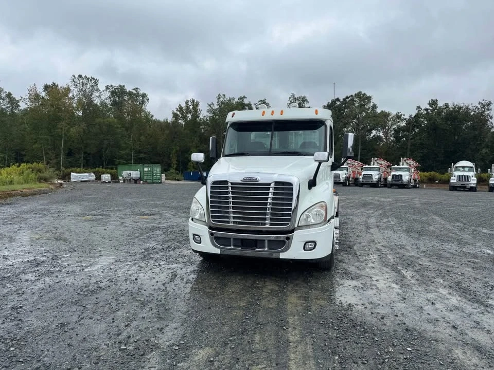 2014 Freightliner - Image 2 of 5