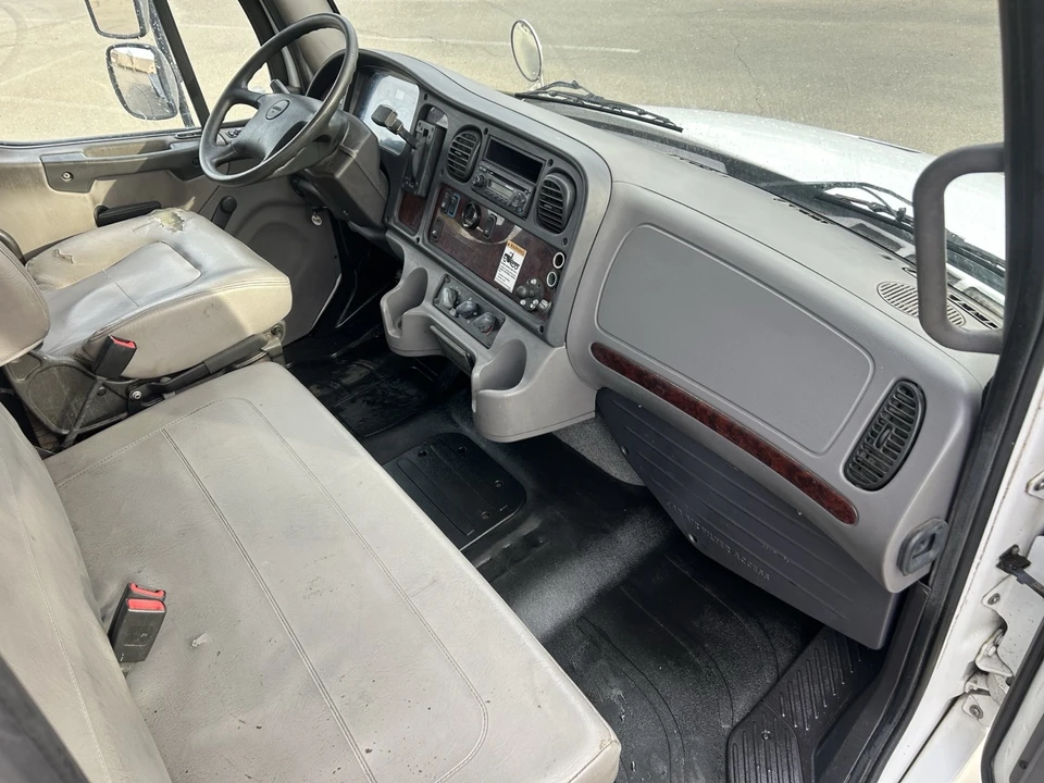 2014 Freightliner - Image 7 of 8