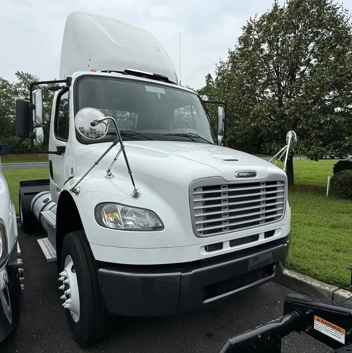 2014 Freightliner - Image 2 of 6