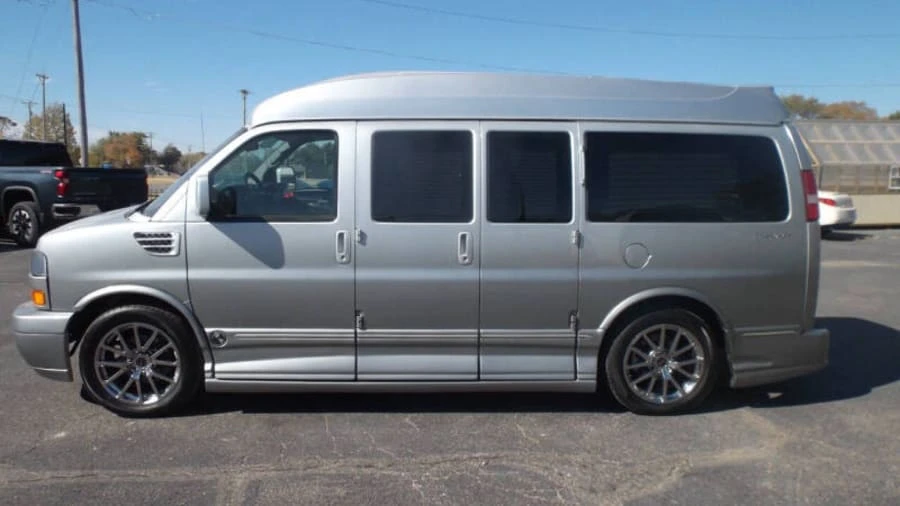 2014 GMC Savana - Image 2 of 24