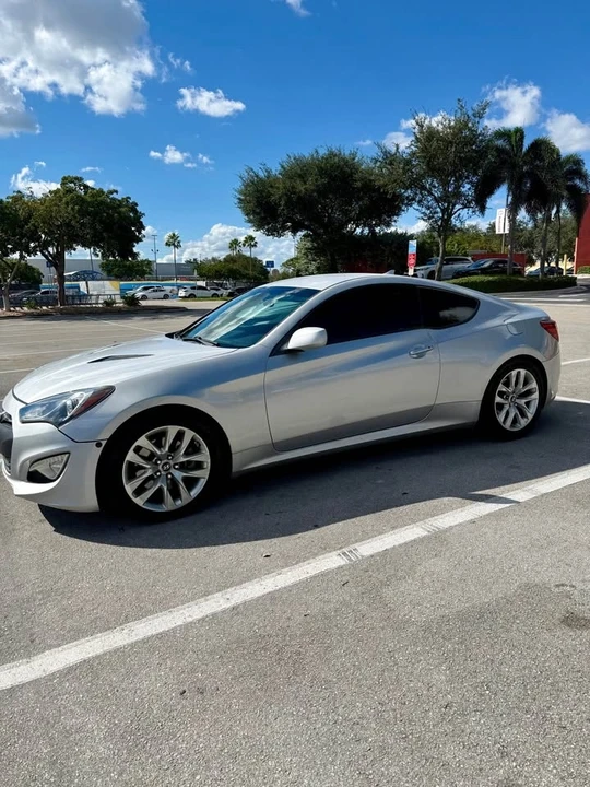 2014 Hyundai Genesis - Image 2 of 10