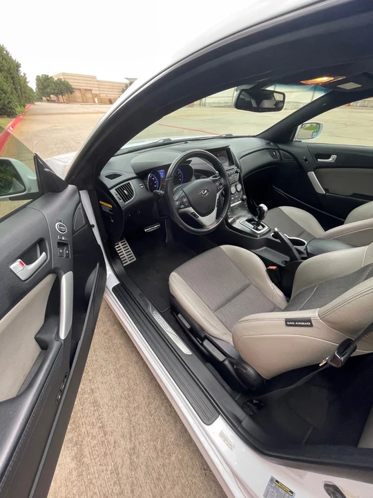 2014 Hyundai Genesis - Image 10 of 19