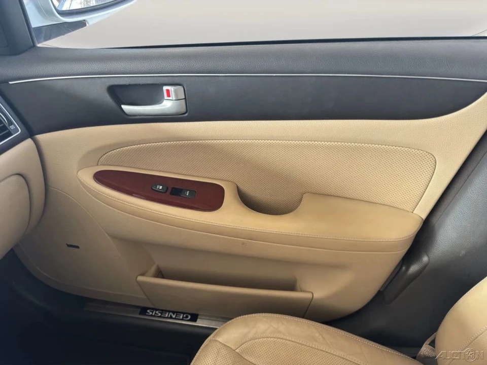 2014 Hyundai Genesis - Image 18 of 21