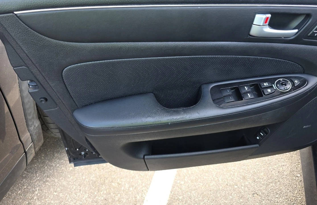 2014 Hyundai Genesis - Image 9 of 11