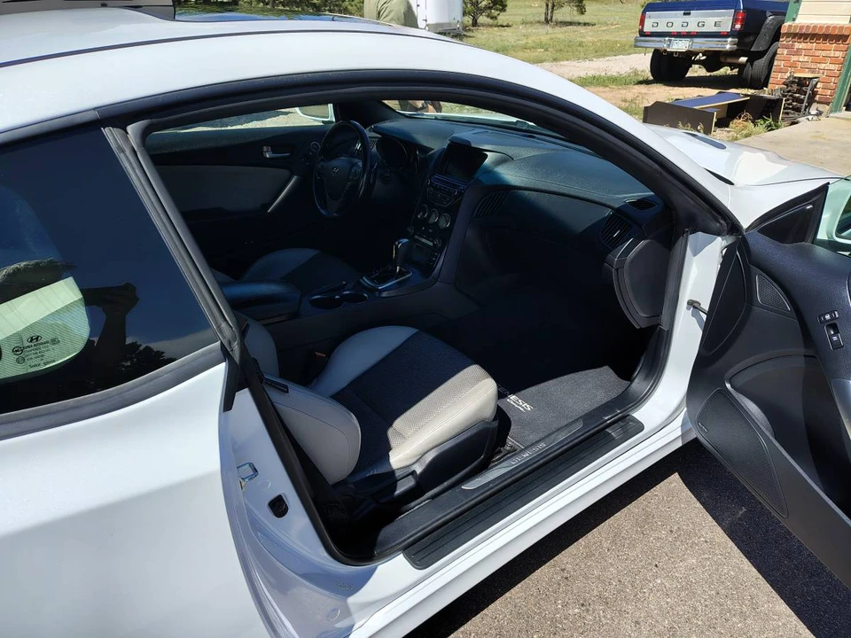 2014 Hyundai Genesis Coupe - Image 10 of 16