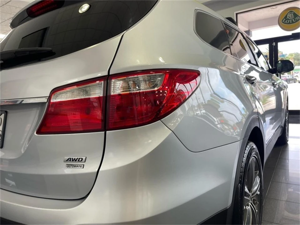 2014 Hyundai Santa Fe - Image 17 of 31