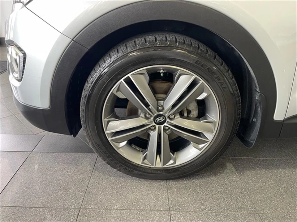 2014 Hyundai Santa Fe - Image 21 of 31