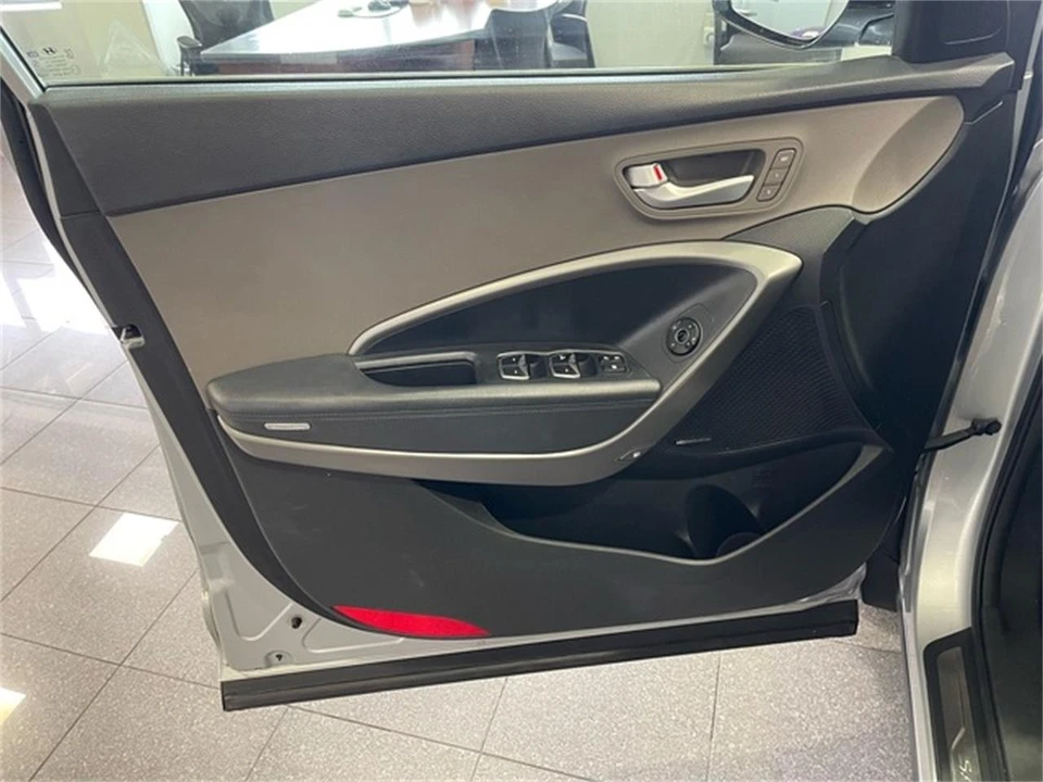 2014 Hyundai Santa Fe - Image 23 of 31