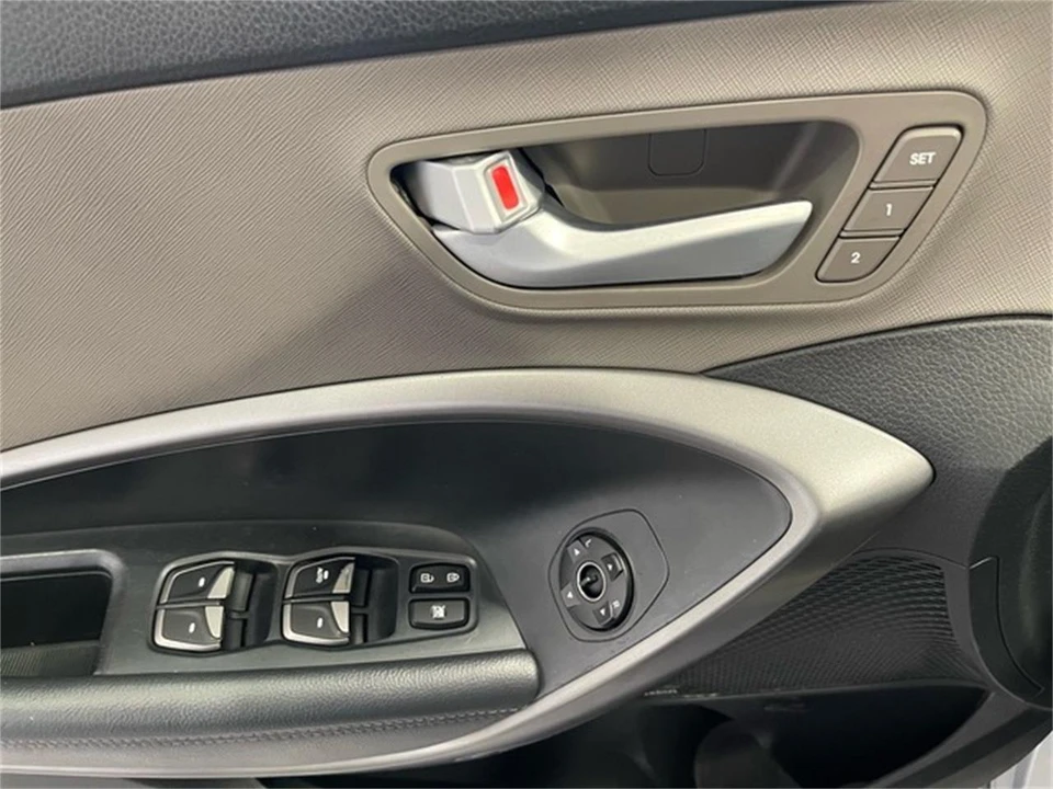 2014 Hyundai Santa Fe - Image 24 of 31
