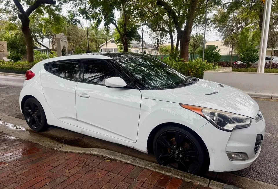 2014 Hyundai Veloster - Image 2 of 3