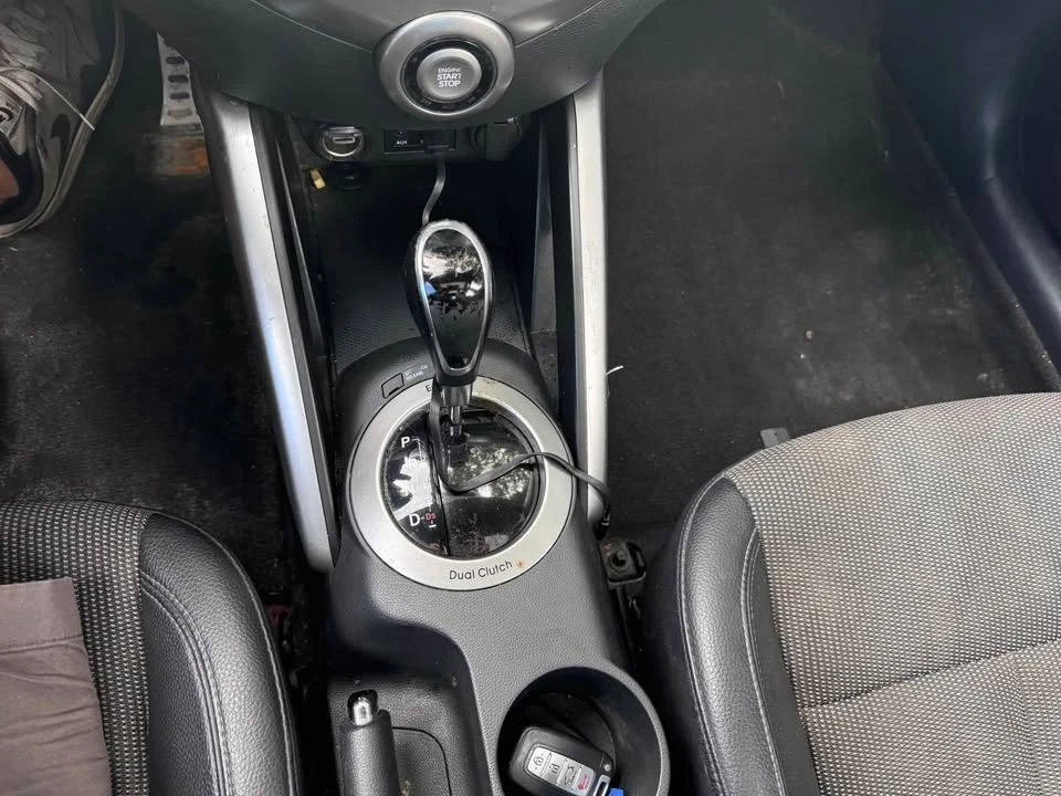2014 Hyundai Veloster - Image 10 of 17