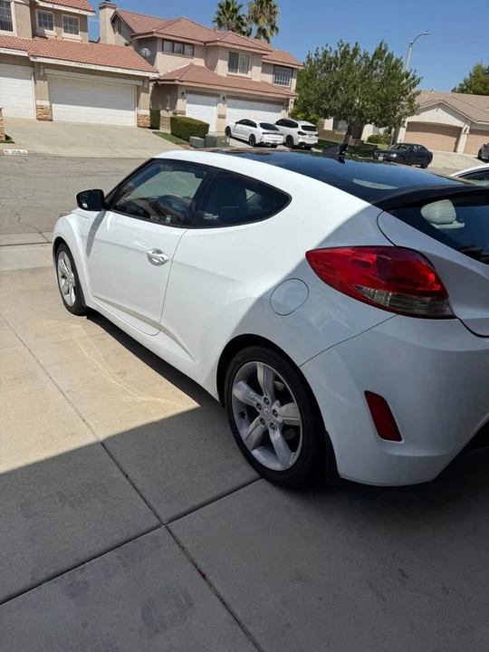 2014 Hyundai Veloster - Image 2 of 20