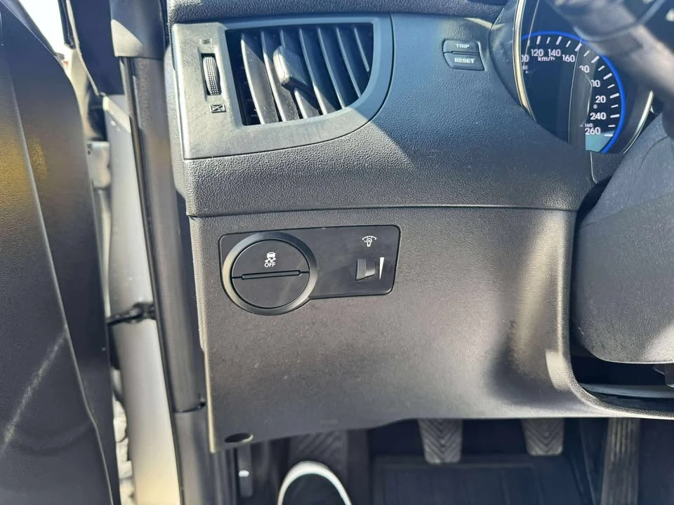 2014 Hyundai Genesis - Image 15 of 18