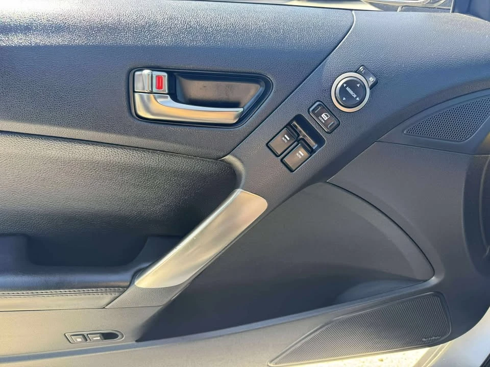 2014 Hyundai Genesis - Image 16 of 18