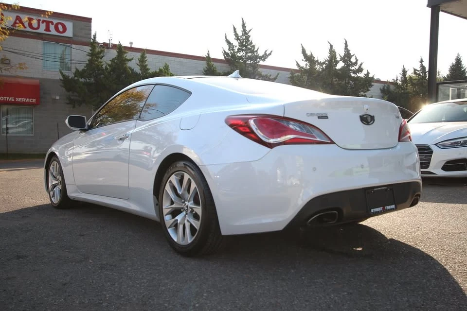 2014 Hyundai Genesis - Image 10 of 20