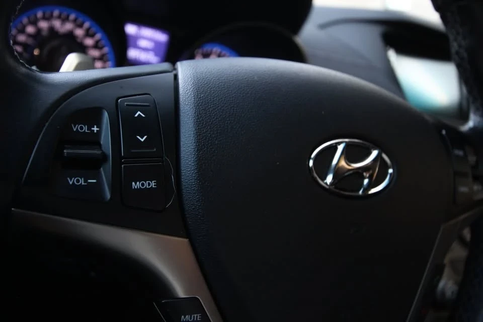 2014 Hyundai Genesis - Image 17 of 20