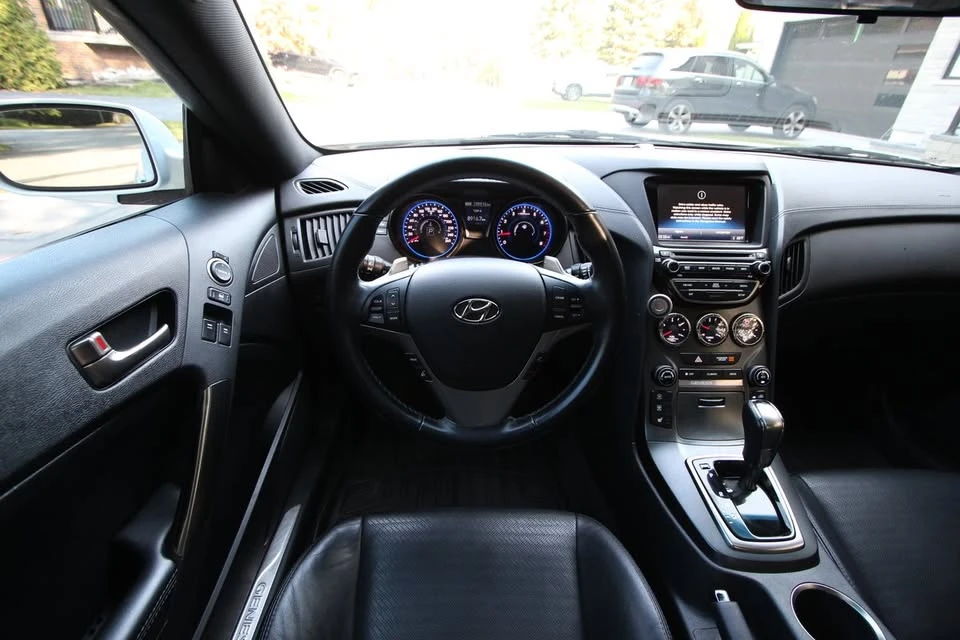 2014 Hyundai Genesis - Image 15 of 20