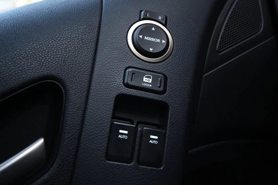 2014 Hyundai Genesis - Image 18 of 20