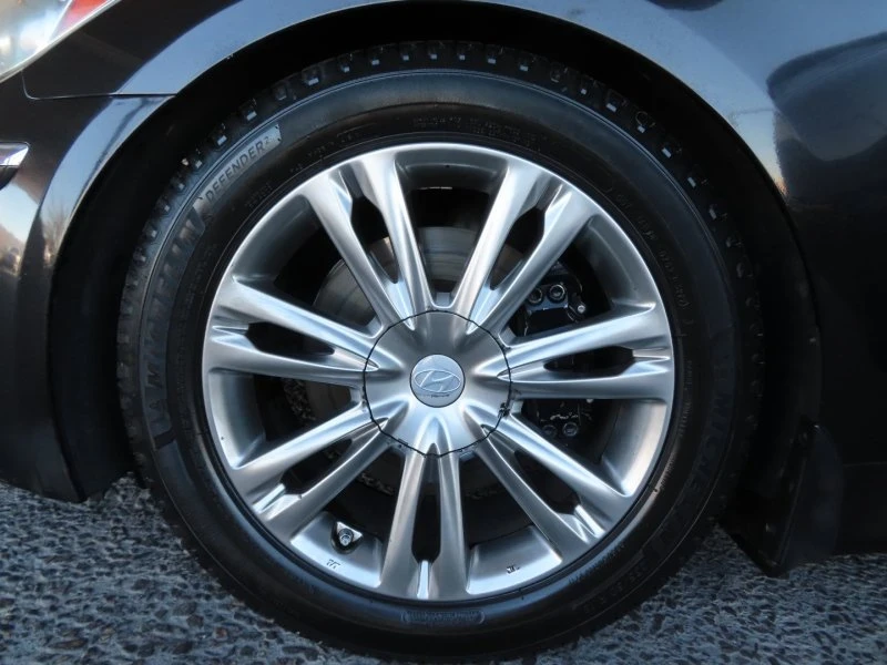 2014 Hyundai Genesis - Image 17 of 18