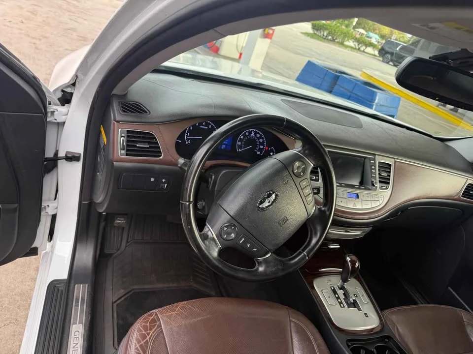 2014 Hyundai Genesis - Image 2 of 4