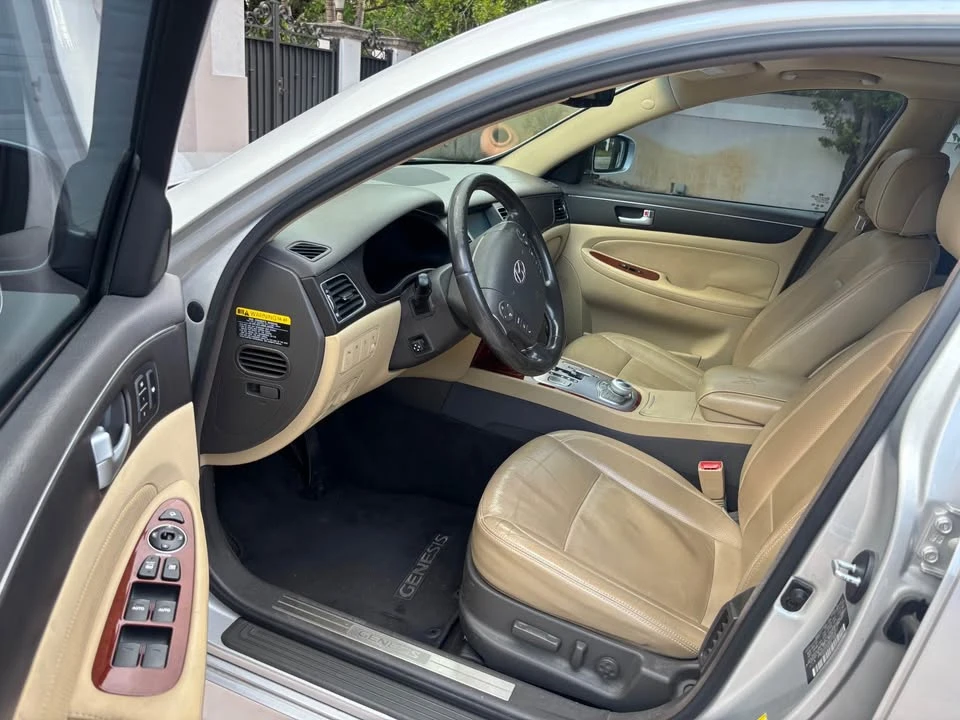 2014 Hyundai Genesis - Image 11 of 14