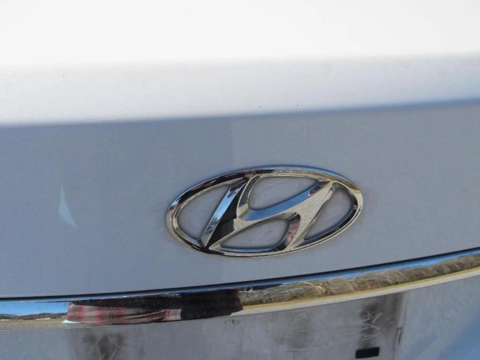 2014 Hyundai Genesis - Image 12 of 20