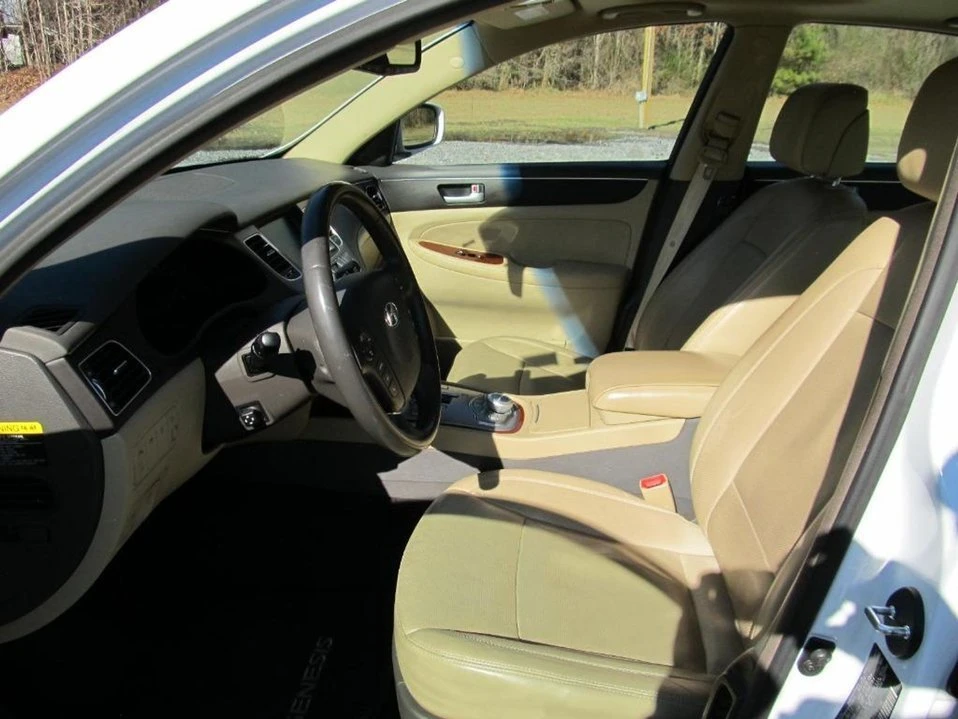 2014 Hyundai Genesis - Image 18 of 20