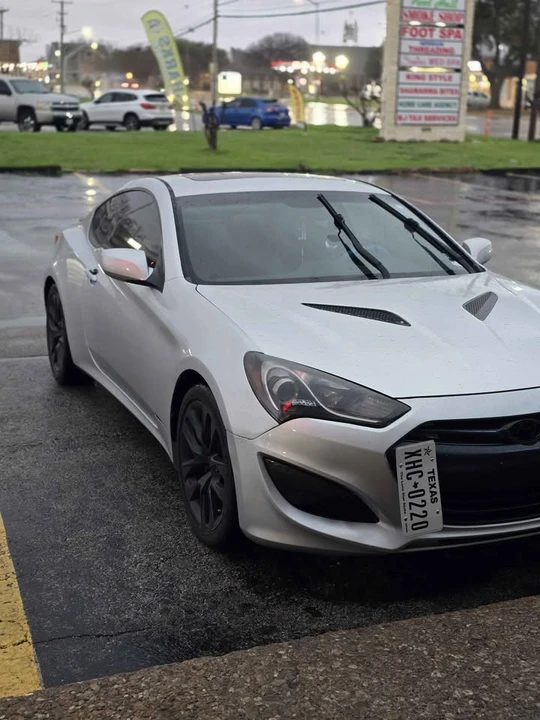2014 Hyundai Genesis - Image 2 of 4